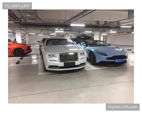 董志豪昨晚又开豪车出场了？真不知道他车库里还有几台藏着呢